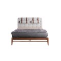 Zažijte komfortní noci s luxusní postelí Forma Moderna se dvěma opěrkami hlavy s eko-koženými popruhy hnědé barvy