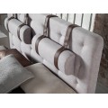 Koženkové popruhy v hnědé barvě umocní komfortní provedení postele Forma Moderna a vyniknou s hnědou konstrukcí