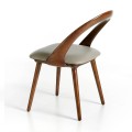 Ergonomicky tvarovaná jemná zádová opěrka společně s měkkou pěnou koženkového čalounění židle Forma Moderna