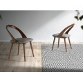 Elegance a nadčasový minimalistický vzhled s moderní jídelní židlí Forma Moderna z ořechové dýhy