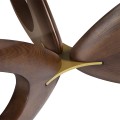 Kovový detail ve zlaté barvě na nožičkách stolku Forma Moderna ve stylu art-deco