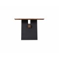 Jídelní stůl Comedor ve tvaru obdélníku v industriálním stylu ve světle hnědé barvě na černých nohách z dubového dřeva