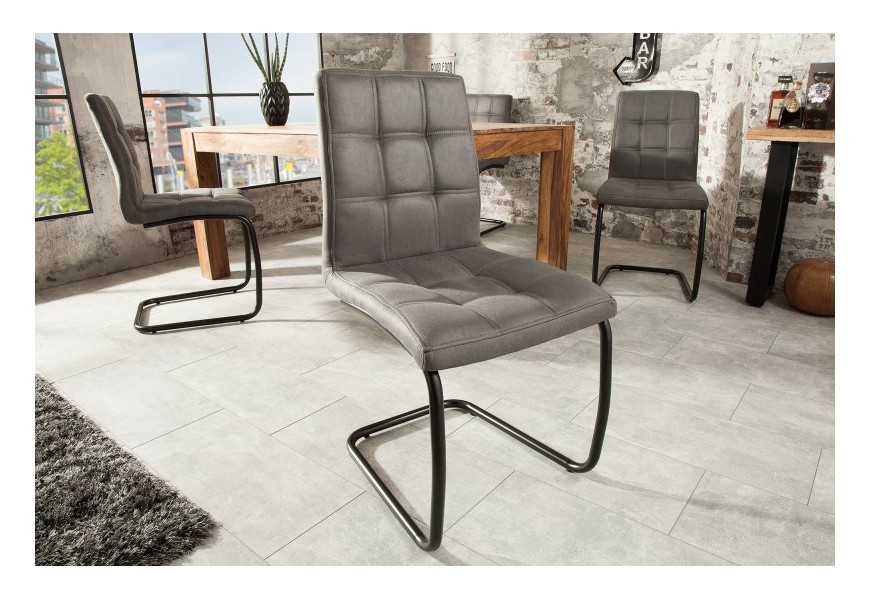 Industriální jídelní židle Naomy s kovovou černou konstrukcí a čalouněným prošívaným sezením 92cm