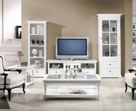 Luxusní bílá rustikální obývací sestava Belliene z masivu s čistými liniemi v bílé barvě a ozdobným vyřezáváním