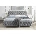 Designová chesterfield manželská postel Modern Barock ve stříbrném provedení se sametovým prošívaným čalouněním