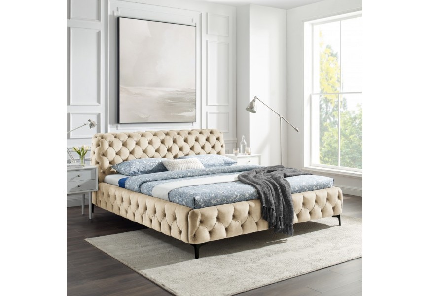 Stylová elegantní manželská postel Modern Barock se sametovým potahem v barvě šampaňského s chesterfield prošíváním