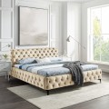 Stylová elegantní manželská postel Modern Barock se sametovým potahem v barvě šampaňského s chesterfield prošíváním