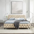 Designová chesterfield manželská postel Modern Barock s čalouněním ze sametu ve světlé barvě šampaňského