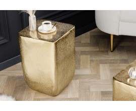 Art deco designový příruční stolek Tepanya ve zlatém kovovém provedení