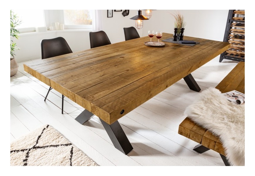 Industriální jídelní stůl Freya z masivního dřeva hnědé barvy s černýma kovovými nohama do x