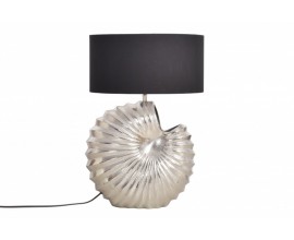 Designová stolní lampa Alexa se stříbrnou podstavou ve tvaru mušle a s černým kulatým stínítkem