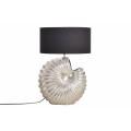 Designová stolní lampa Alexa se stříbrnou podstavou ve tvaru mušle a s černým kulatým stínítkem