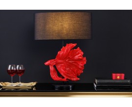 Stylová stolní lampa Sidoria s červenou podstavou z pryskyřice ve tvaru ryby as kulatým černým stínítkem