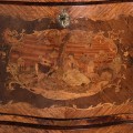 Klasický sekretář Dolce z dřevěného masivu ve skořicově hnědé barvě zdobený intarzií na vyřezávaných nožičkách 143cm