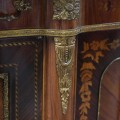 Klasický zdobený příborník Guttavi z dřevěného masivu ve skořicově hnědé barvě s intarzií 190cm