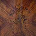 Klasický zdobený příborník Guttavi z dřevěného masivu ve skořicově hnědé barvě s intarzií 190cm