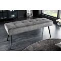 Designová lavice Soreli s tmavě šedým čalouněním s texturovanou tkaninou