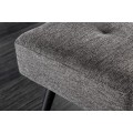 Zažijte pohodlí s texturovaným čalouněním moderní lavice Soreli v tmavě šedé barvě