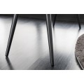 Černé kovové nožičky stylové lavice Soreli dodají Vašemu domovu industriální nádech