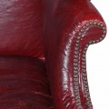 Kožené křeslo Lettero ve vintage stylu v bordó červeném provedení na tmavě hnědých dřevěných nožičkách s kolečky