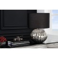 Moderní stolní lampa Redese ve stříbrné barvě s tepáním na podstavci s glamour efektem a černým kulatým stínítkem