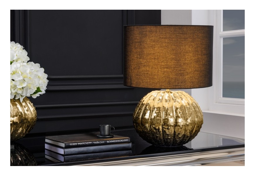 Moderní orientální stolní lampa Redesia se zlatým kovovým podstavcem kulatého bankovního tvaru s ručním tepáním a černým textilním stínítkem kulatého tvaru