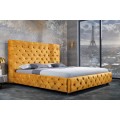 Moderní designová manželská postel Kreon se sametovým potahem žluté barvy s chesterfield prošíváním