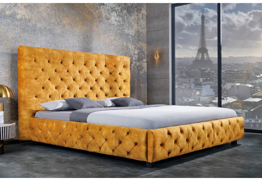 Designová čalouněná manželská postel Kreon ve žlutém provedení ze sametu s chesterfield prošíváním
