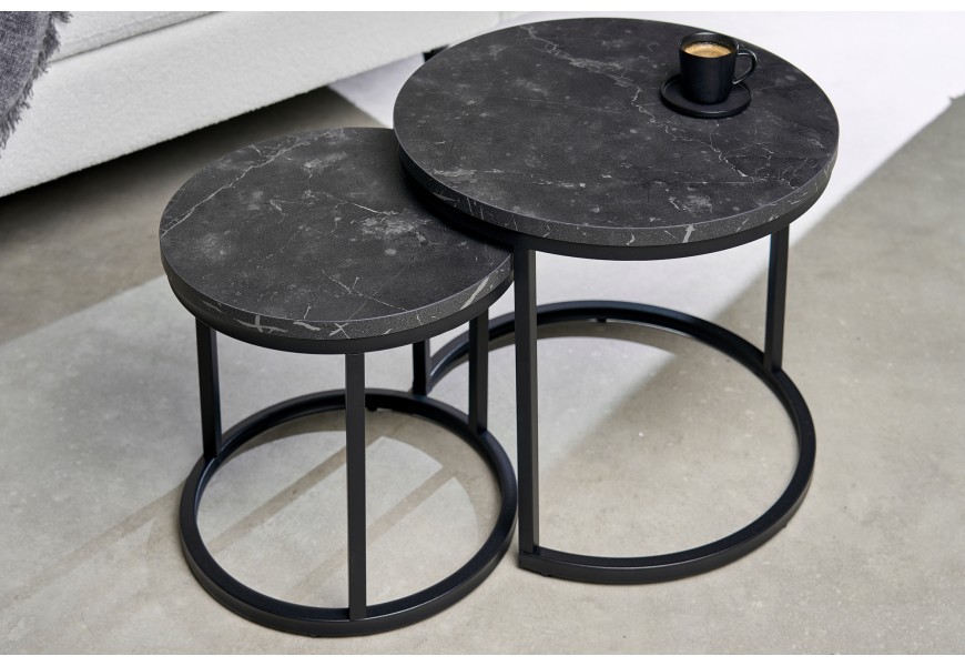 Industriální set dvou příručních stolků Nadja v černém provedení s kulatými mramorovými deskami a konstrukcí z kovu