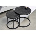 Industriální set dvou příručních stolků Nadja v černém provedení s kulatými mramorovými deskami a konstrukcí z kovu