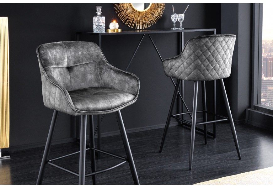 Designová glamour barová židle Rufus v tmavě šedém provedení se sametovým potahem a černou kovovou konstrukcí