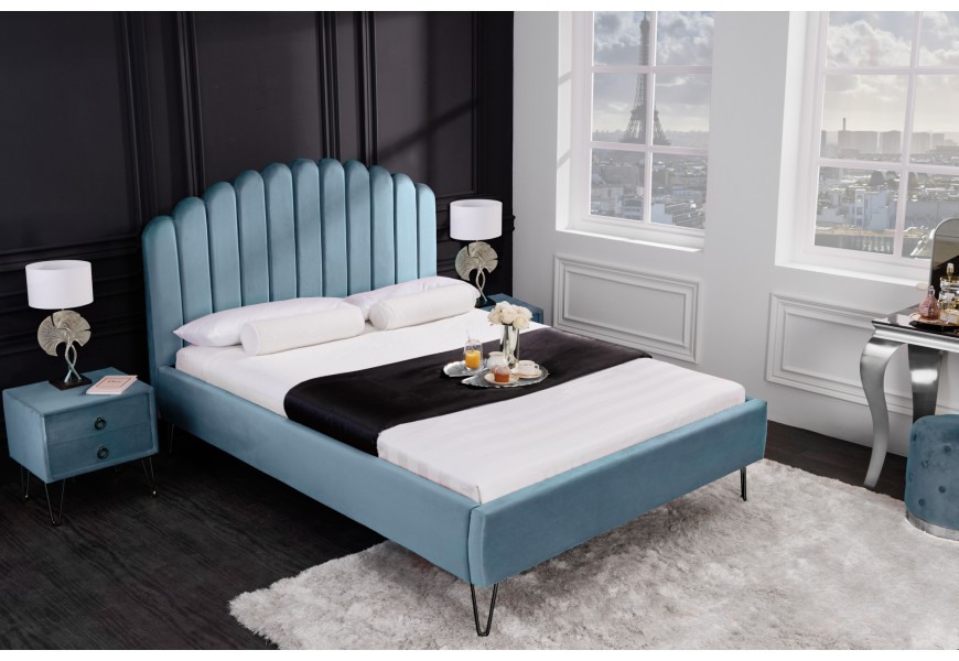 Designová art deco manželská postel Aquamarine se sametovým světle modrým potahem a černými nožičkami z kovu