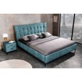 Stylová chesterfield manželská postel Velouria modré barvy s prošívaným čelem a nožičkami z kovu