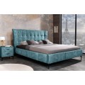 Designová manželská postel Velouria se světle modrým azurovým sametovým potahem a černými nožičkami z kovu