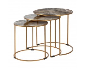 Art deco set tří příručních stolků Avery se zlatou kovovou konstrukcí a mramorovou kulatou deskou