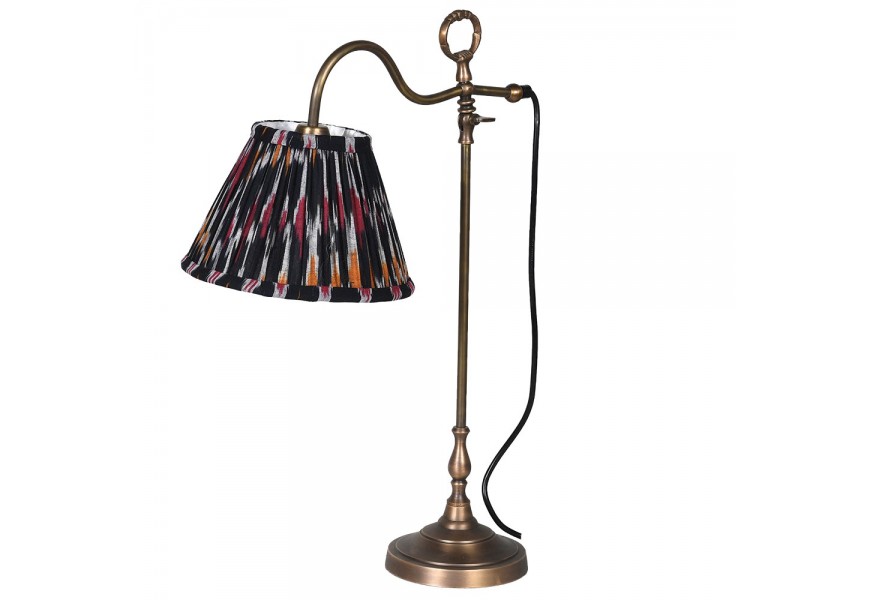 Designová vintage stolní lampa Cuenca se zlatou kovovou podstavou a černým stínítkem s barevnými vzory