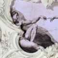 Barokní nástěnné zrcadlo Selin v bílé barvě s vyřezávaným zdobením a zobrazením Zrození Adama 90cm