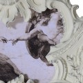 Barokní nástěnné zrcadlo Selin v bílé barvě s vyřezávaným zdobením a zobrazením Zrození Adama 90cm