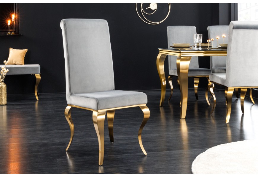 Moderní designová jídelní židle Modern Barock se zlatou kovovou konstrukcí a stříbrným sametovým potahem