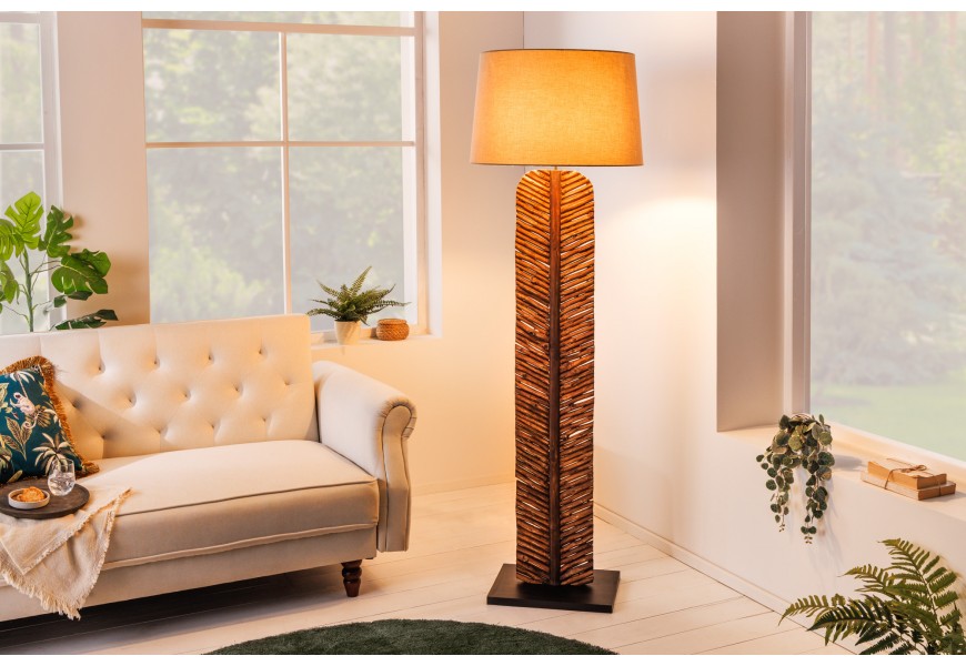 Elegantní stojací lampa Elegia z masivního dřeva v přírodním stylu s textilním béžovým stínítkem