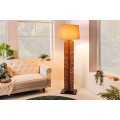 Elegantní stojací lampa Elegia z masivního dřeva v přírodním stylu s textilním béžovým stínítkem
