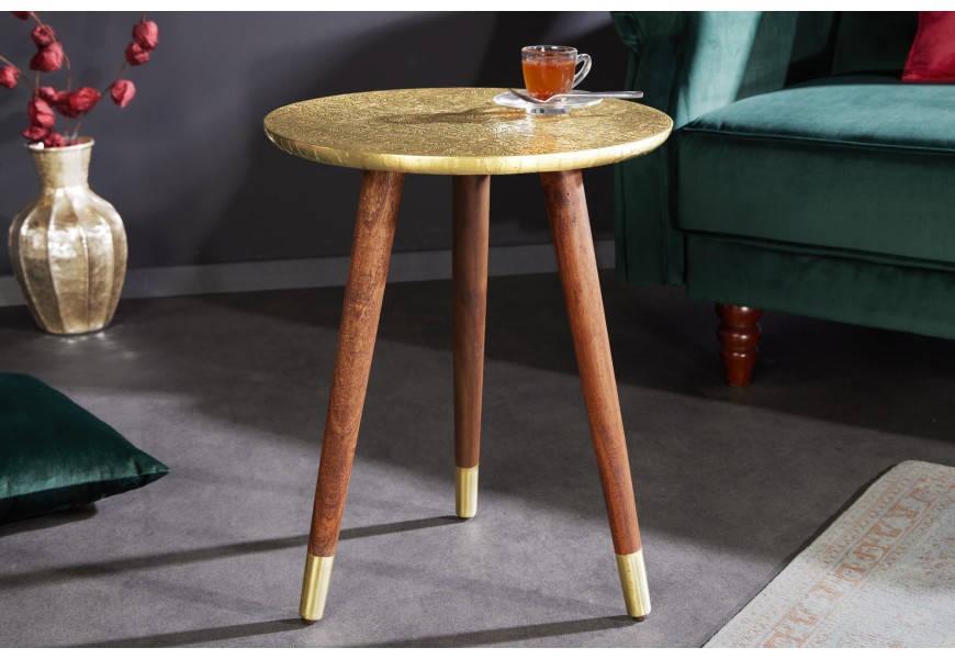 Luxusní kulatý příruční stolek Alcasar s ručním kováním orientální výzdobou a nožičkami z akáciového dřeva zlatá, 50 cm