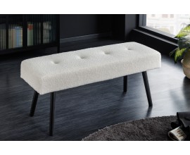 Designová bílá lavice Soreli s prošívaným buklé čalouněním v moderním stylu
