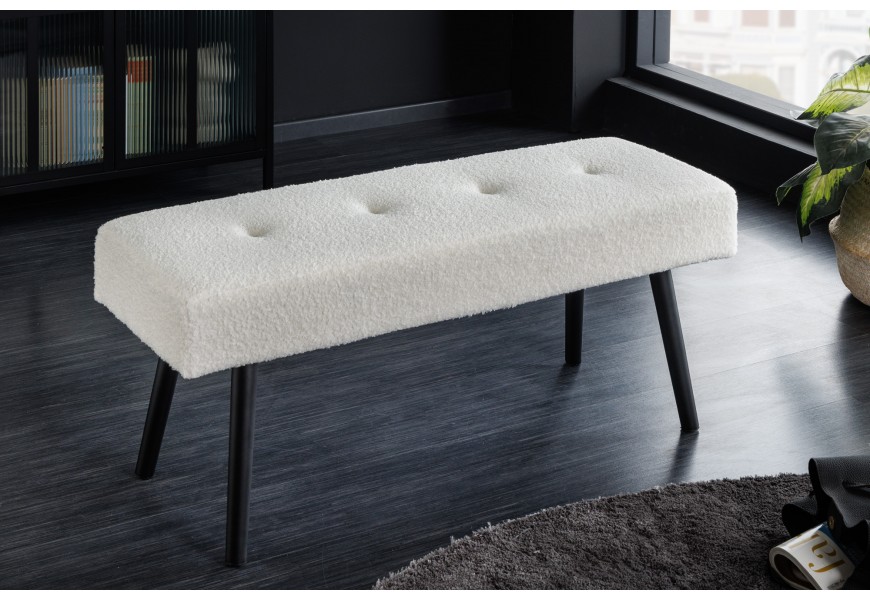 Designová bílá lavice Soreli s prošívaným buklé čalouněním v moderním stylu