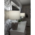 Elegantní keramická noční lampa Elador v šedé barvě s ornamentálním motivem a bílým stínítkem 64cm