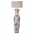 Vysoká glamour stojací lampa se stříbrnou podstavou a hnědými reliéfními skvrnami a lněným stínítkem