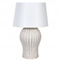 Designová stolní lampa Sumata ve stylu Provence s podstavou s kovovou konstrukcí a výpletem z ratanu a se stínítkem ze lnu bílá
