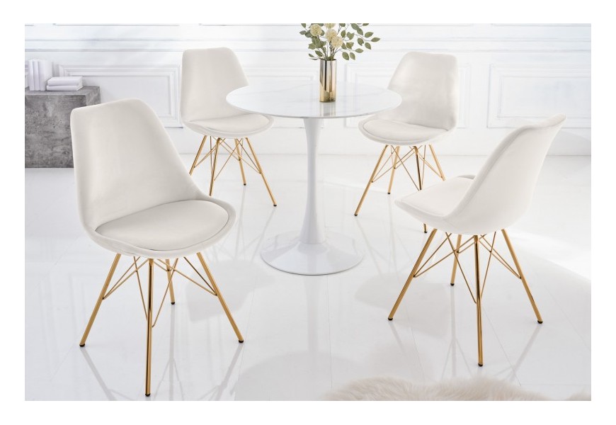 Moderní art deco židle Scandinavia se zlatou kovovou konstrukcí sametovým potahem v barvě champagne