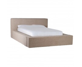 King size designová manželská postel Erisa z borovicového dřeva v béžové barevné paletě s tlustým čalouněným rámem 258 cm