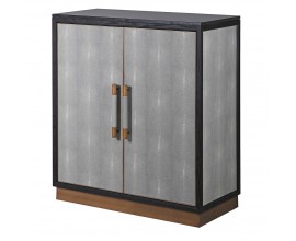Luxusní moderní nízká barová skříňka Otawa z dubového dřeva s šedým koženým povrchem a černou vrchní deskou dvoudveřová se dvěma vnitřními zásuvkami a držákem na sklenice